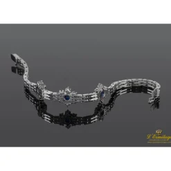 PULSERAS Pulsera en oro blanco con motivos en rosetas de zafiros y brillantes.