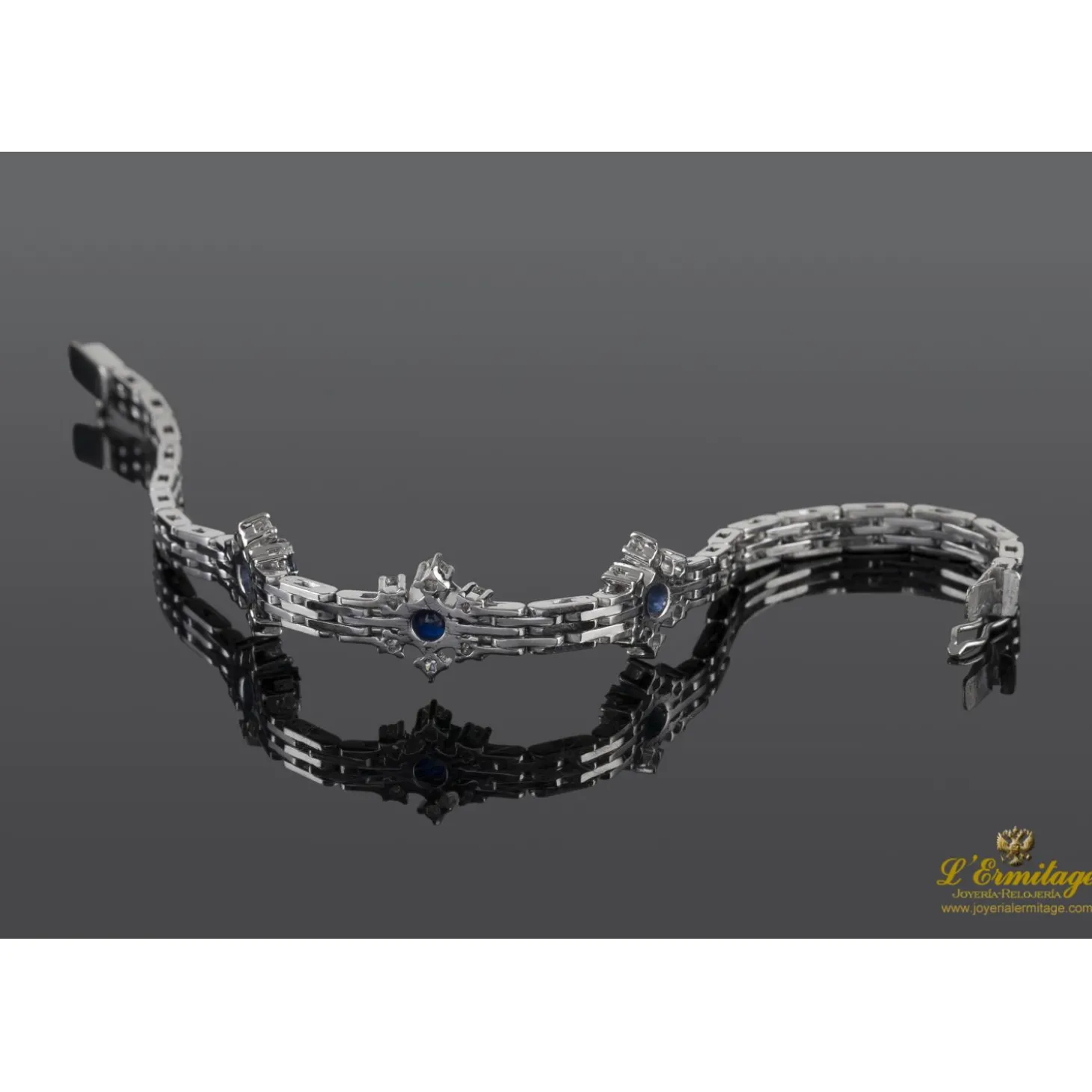 PULSERAS Pulsera en oro blanco con motivos en rosetas de zafiros y brillantes.