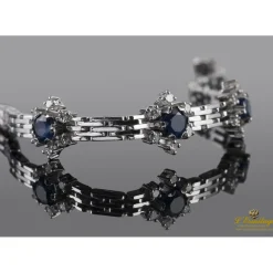 PULSERAS Pulsera en oro blanco con motivos en rosetas de zafiros y brillantes.