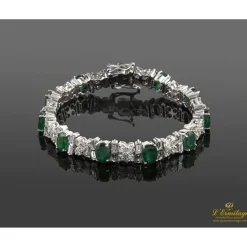 PULSERAS Pulsera en oro blanco con esmeraldas y brillantes.