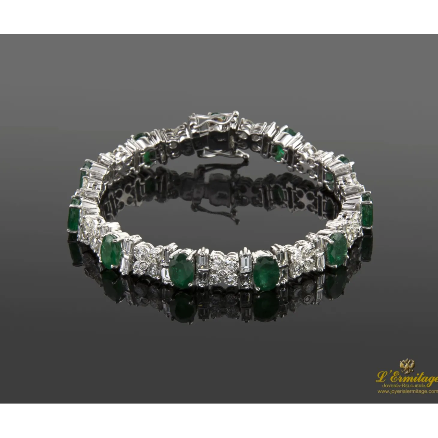 PULSERAS Pulsera en oro blanco con esmeraldas y brillantes.