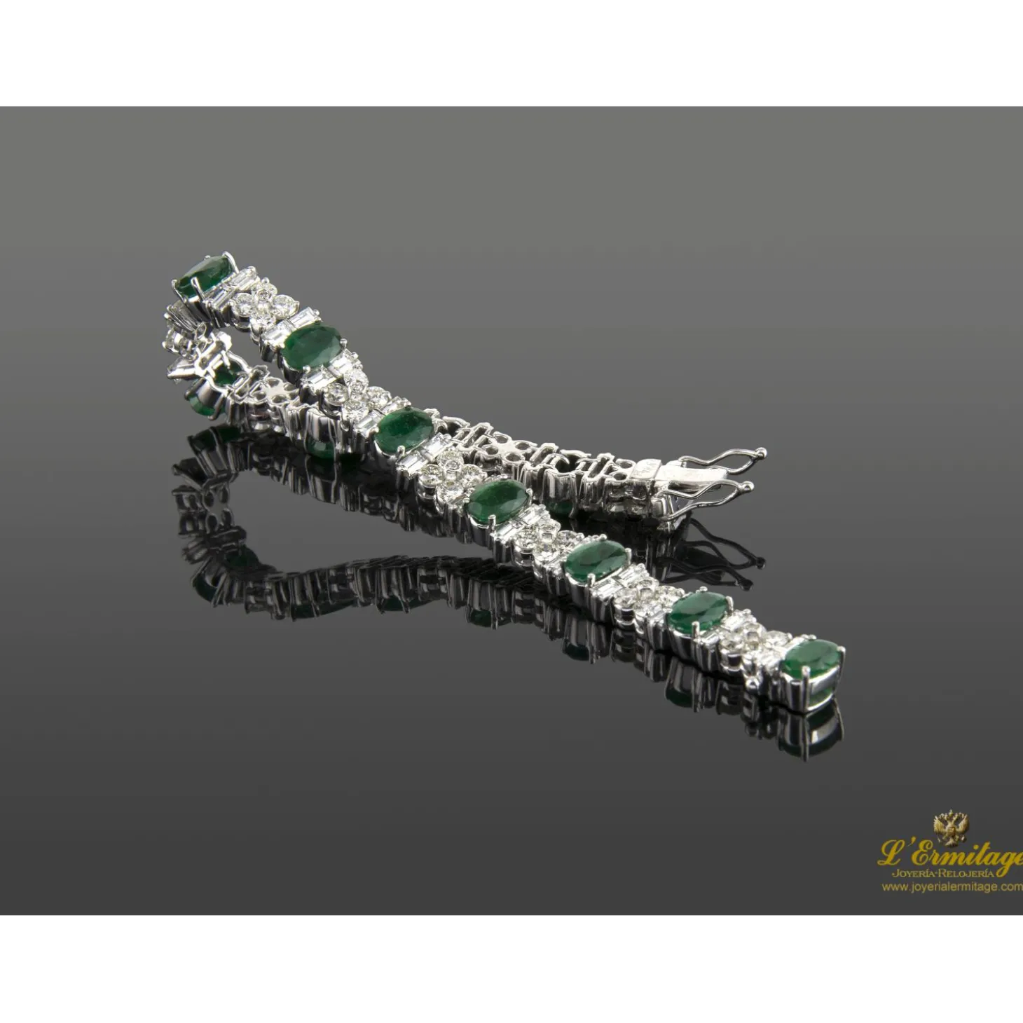 PULSERAS Pulsera en oro blanco con esmeraldas y brillantes.