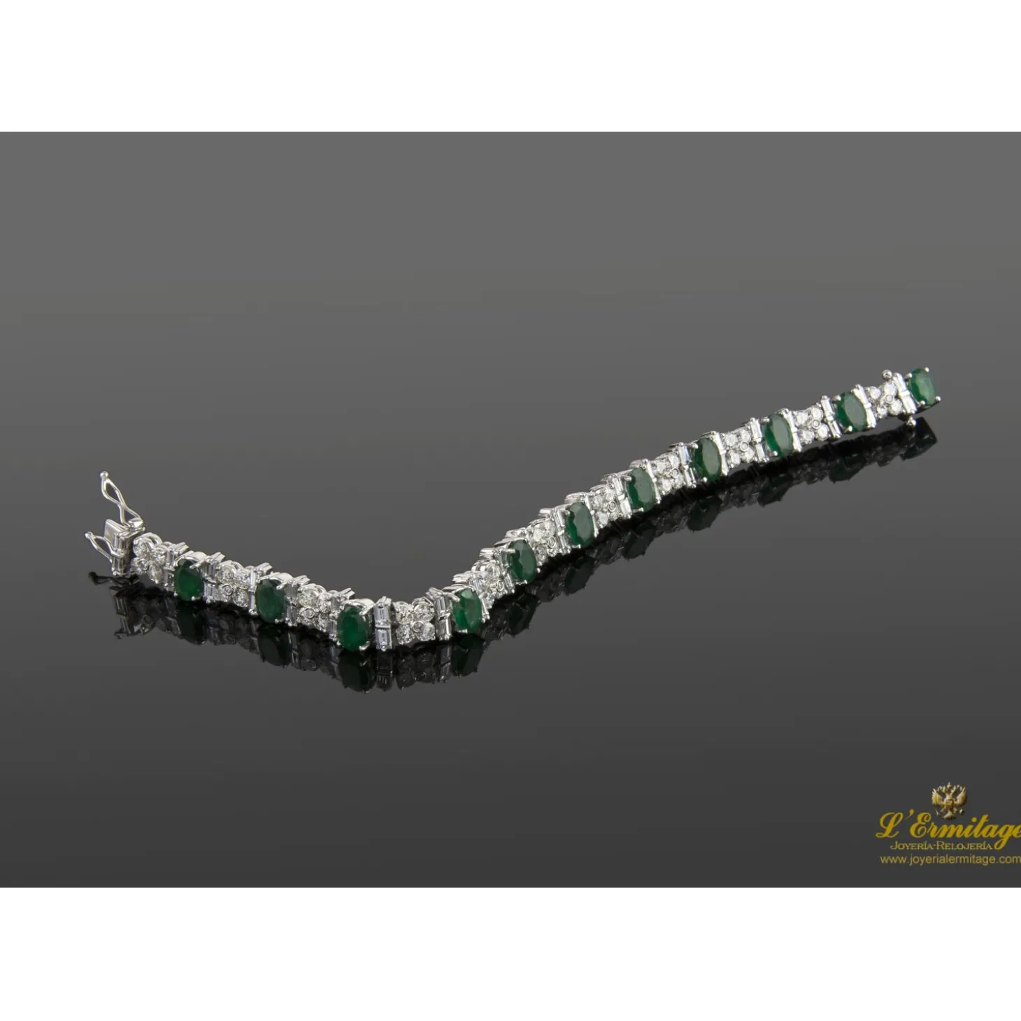 PULSERAS Pulsera en oro blanco con esmeraldas y brillantes.