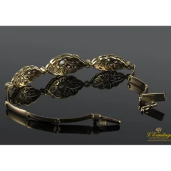 PULSERAS Pulsera realizada en oro amarillo y oro blanco con tres motivos ovales con diamantes, pp del siglo xx.