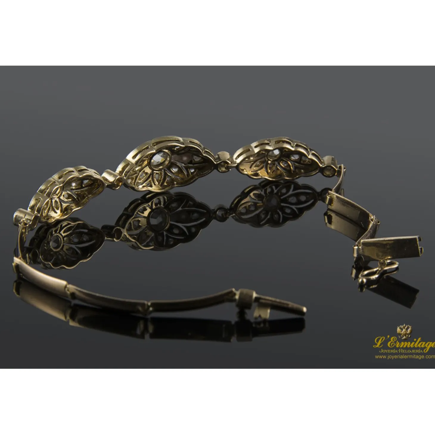 PULSERAS Pulsera realizada en oro amarillo y oro blanco con tres motivos ovales con diamantes, pp del siglo xx.