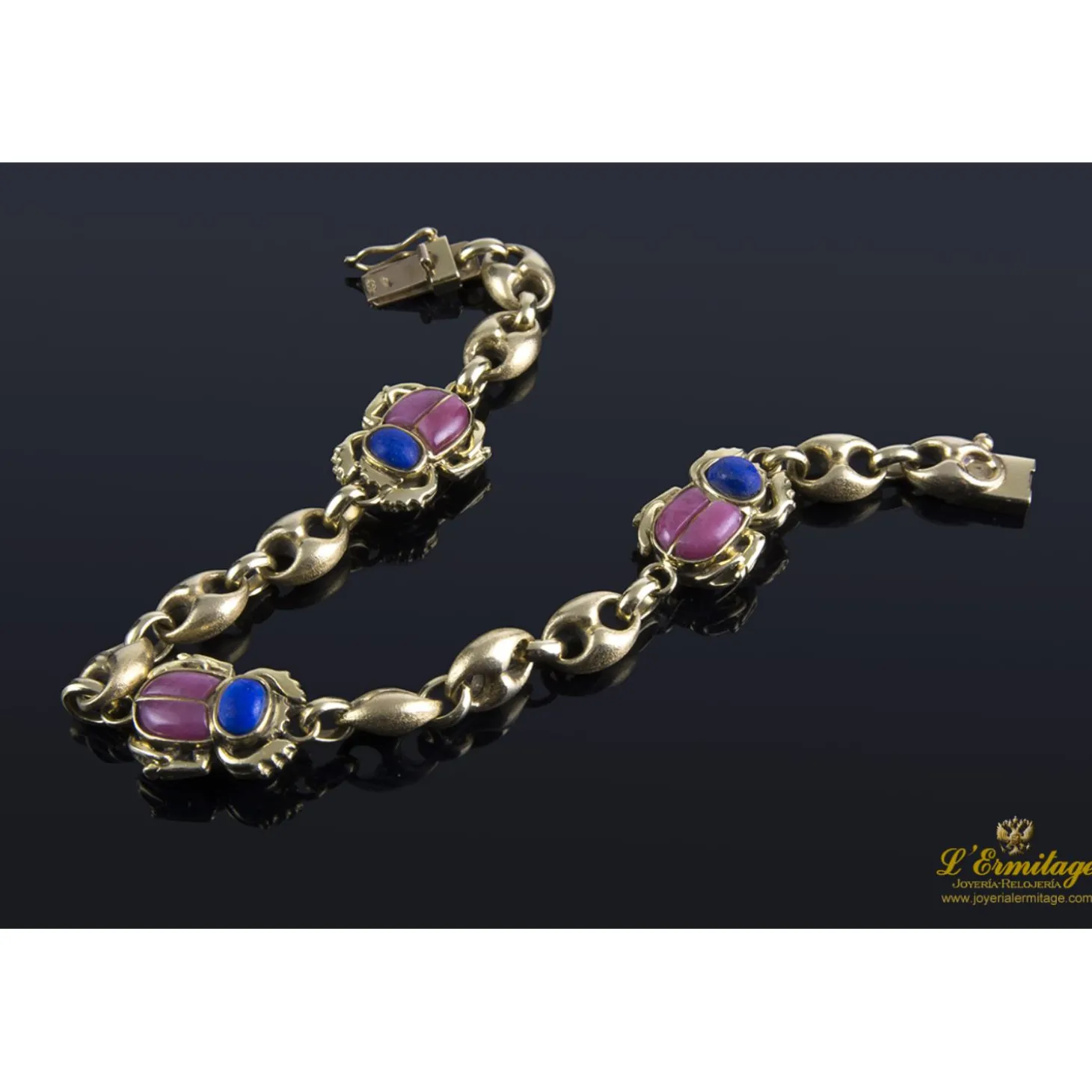 PULSERAS Pulsera realizada en oro amarillo con escarabajos en lapislázuli y rodocrosita.