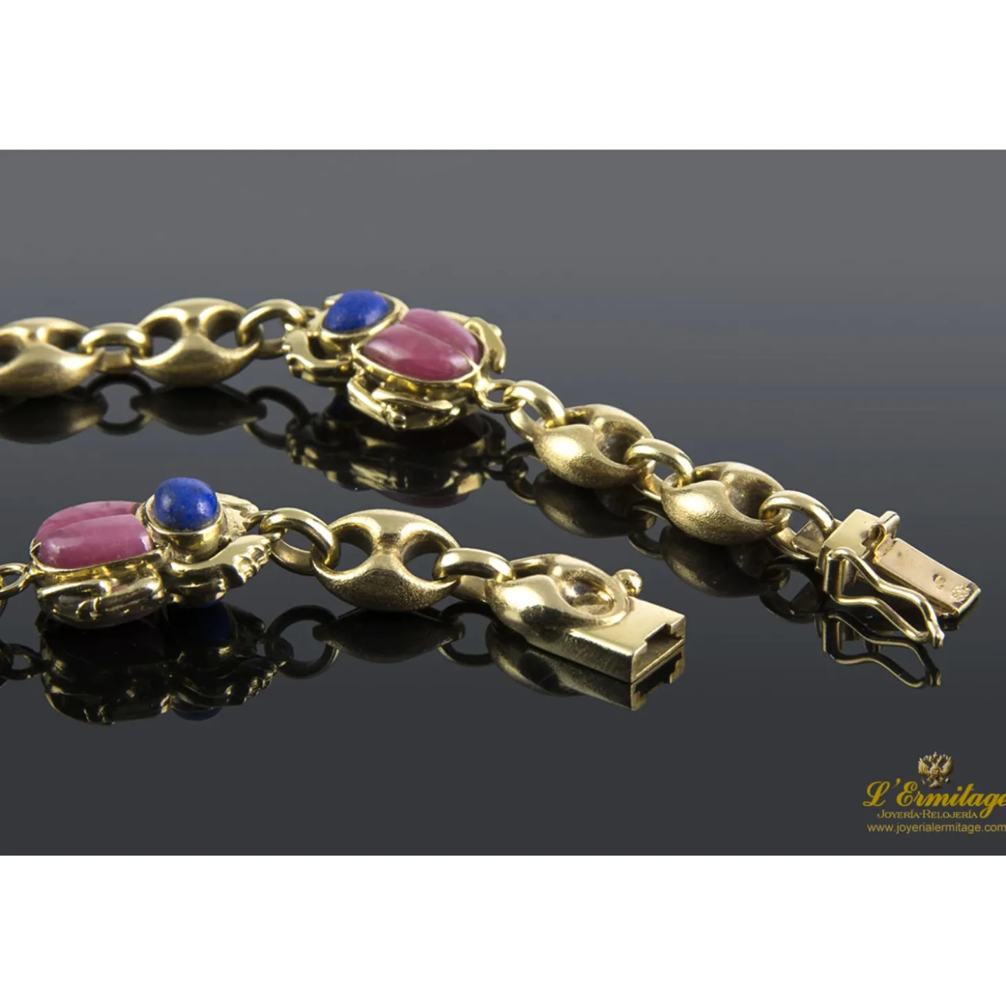 PULSERAS Pulsera realizada en oro amarillo con escarabajos en lapislázuli y rodocrosita.