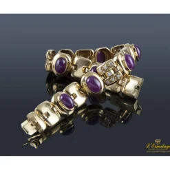 PULSERAS Pulsera realizada en oro amarillo. Presenta rubíes y brillantes.