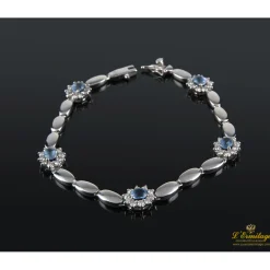 PULSERAS Pulsera realizada en oro blanco con rosetas de agua marina y brillantes.