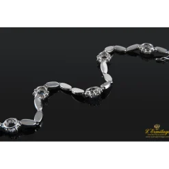PULSERAS Pulsera realizada en oro blanco con rosetas de agua marina y brillantes.
