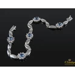 PULSERAS Pulsera realizada en oro blanco con rosetas de agua marina y brillantes.