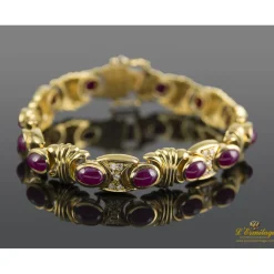 PULSERAS Pulsera realizada en oro amarillo con rubíes y brillantes.