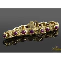 PULSERAS Pulsera realizada en oro amarillo con rubíes y brillantes.