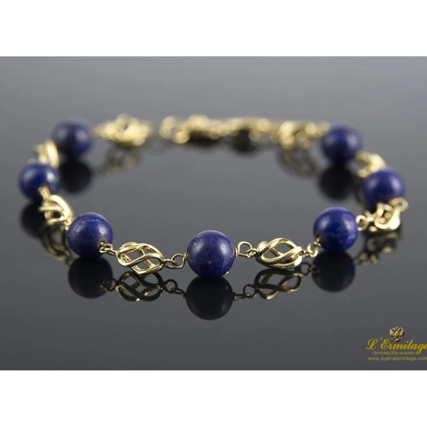 PULSERAS Pulsera realizada en oro amarillo con bolas de lapislázulis.