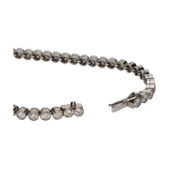 PULSERAS Pulsera riviere en oro blanco con brillantes.