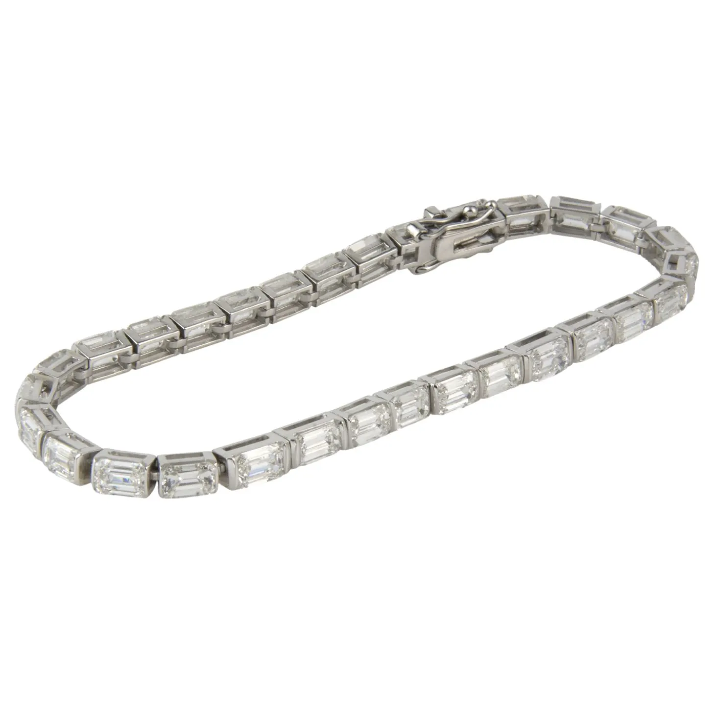 PULSERAS Pulsera riviere oro blanco y diamantes talla esmeralda.