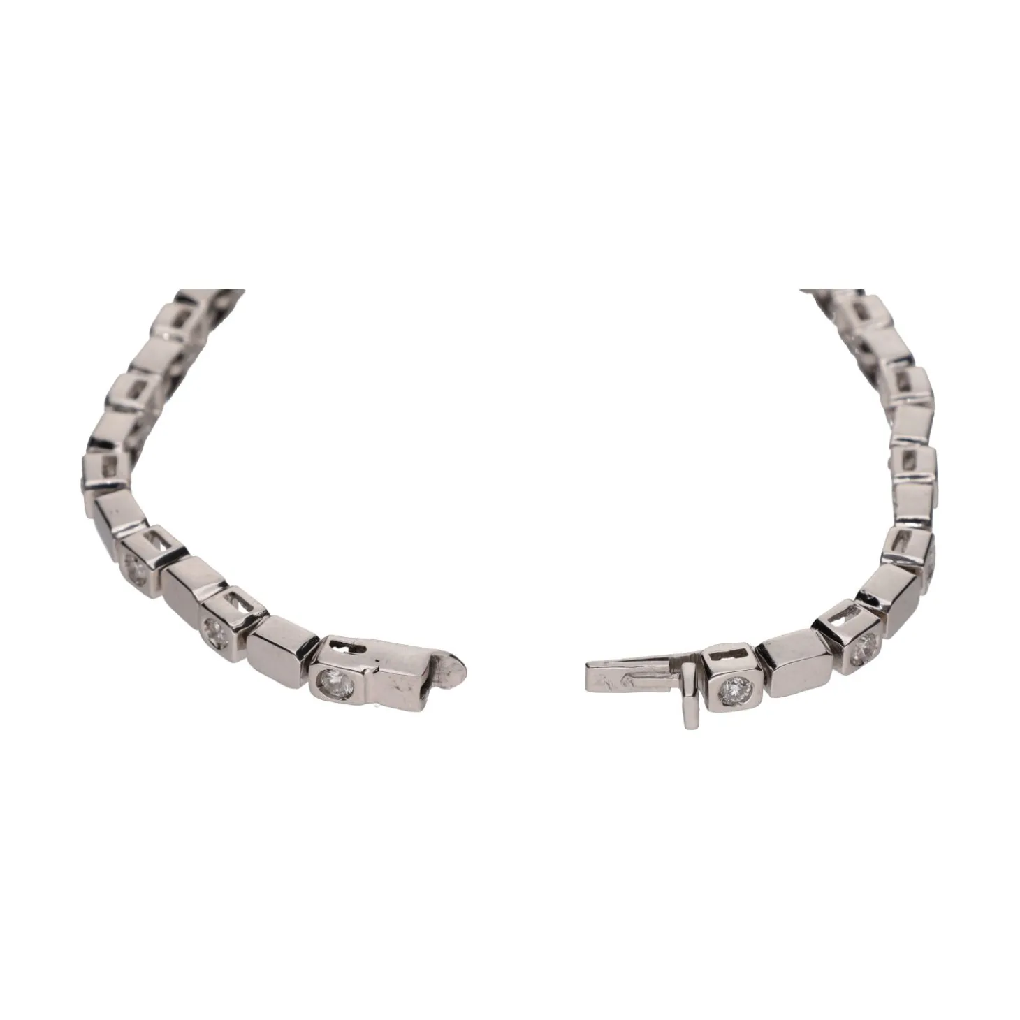 PULSERAS Pulsera tipo riviere en oro blanco con brillantes en chatón.